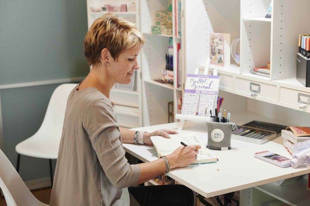 Diana Soriat - schreibt im Bullet Journal - Mental Load reduzieren mit der Brain Dump Methode